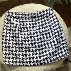H&M Houndstooth-patterned mini skirt. Currently sold out online. Women’s medium.